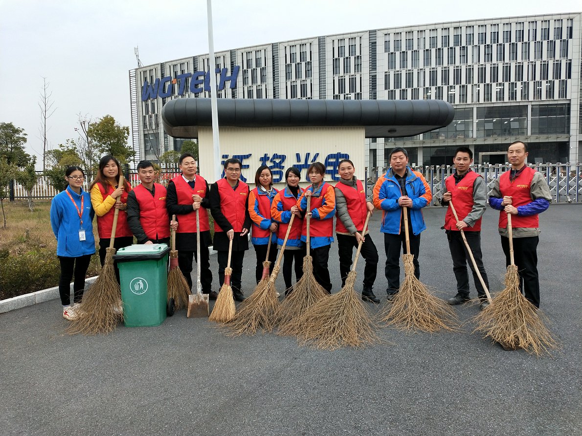 创建全国文明城，在职党员先锋行，公司党支部积极组织党员志愿者开展创城环境卫生大扫除活动